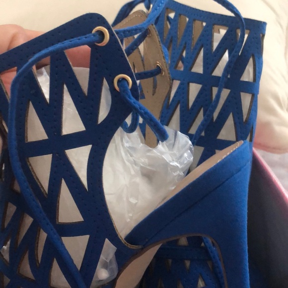 Blue Shoe Dazzle Wrap Up Heel ❤️❤️ - Picture 2 of 5